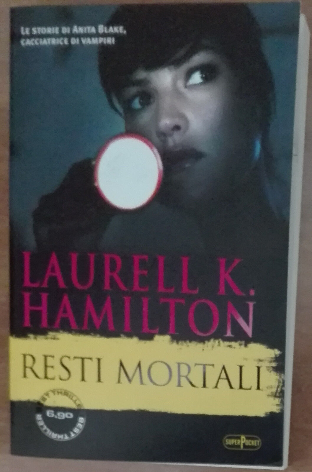 Resti mortali - Laurell K. Hamilton - Super Pocket,2013 - A libro usato