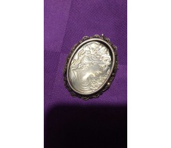 Spilla oro 18 kr., argento, periodo circa anni '40, 15,35 gr., 6x4,30 cm
